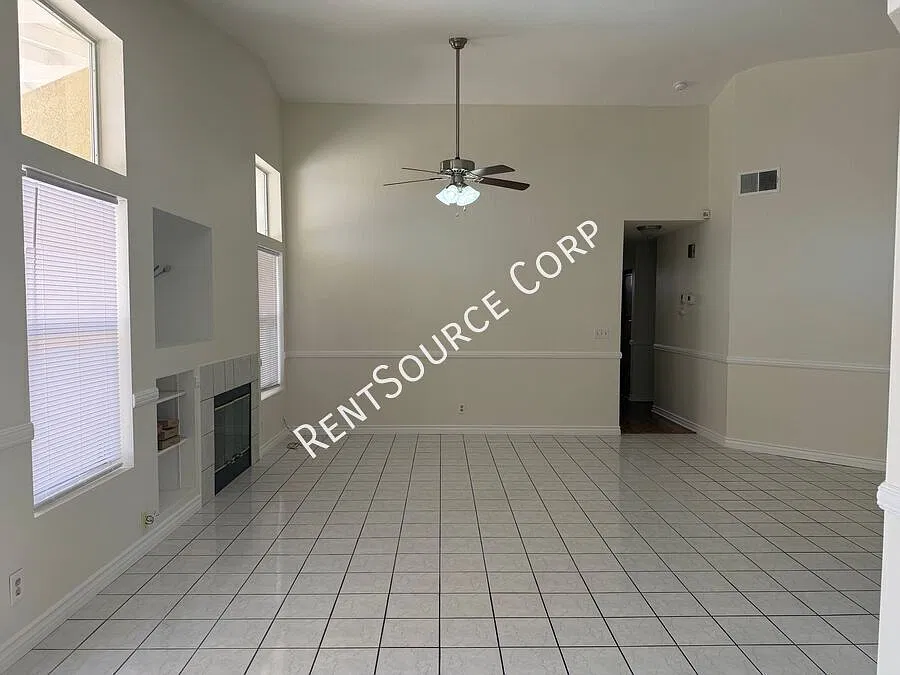 3 Bed, 2 Bath House for Rent in Palmdale — Photo 4