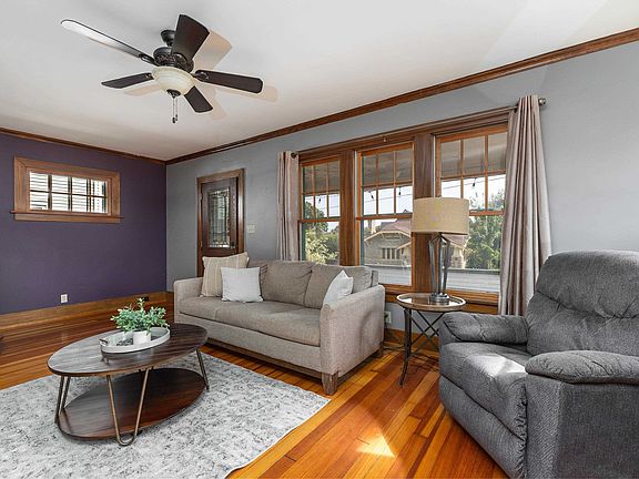 3rd image of 995 Glen Oak St