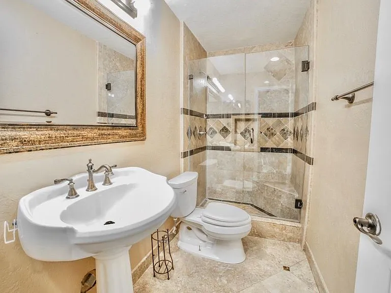 23732 Hillhurst Dr #23 — Photo 5