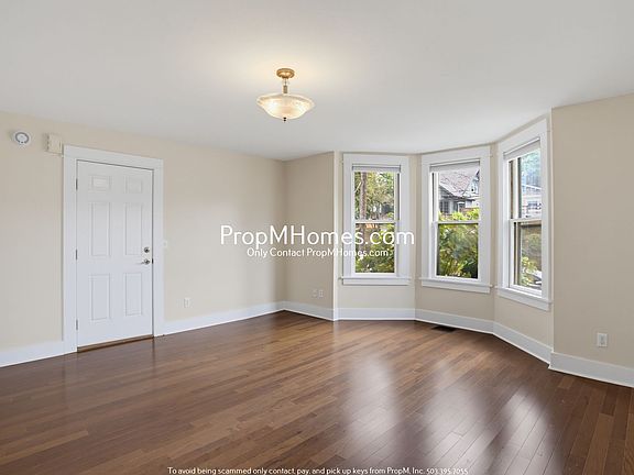 4th image of 2725 SE Stark St