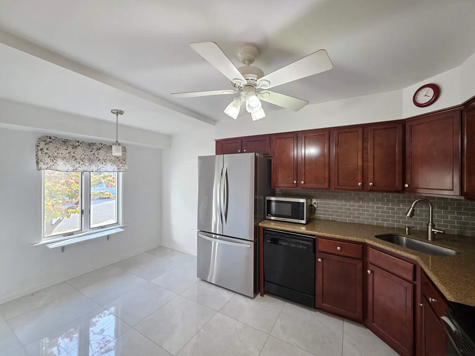 3 bed, 1190 sqft, $3,500 — Photo 2