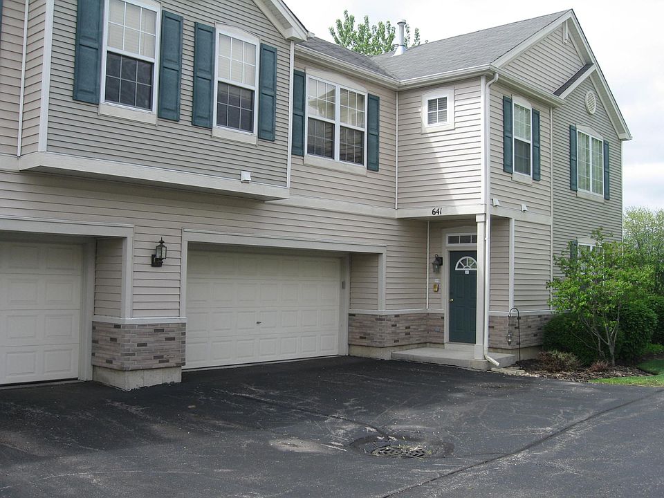 Front View w/Attached Garage