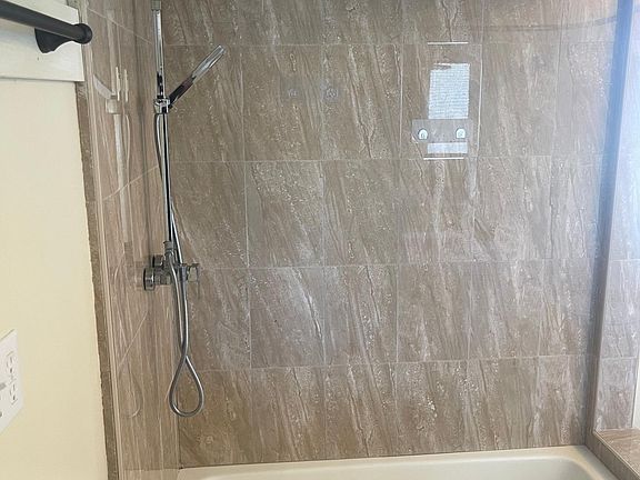 shower with bath tub