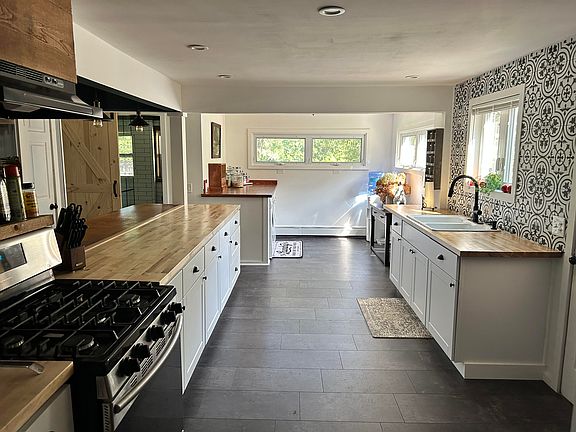 4th image of 158 Ten Rod Rd #1
