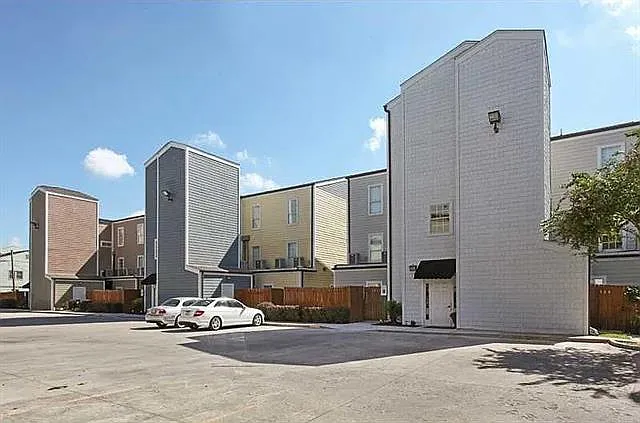 3201 Carondelet St #101 — Photo 8