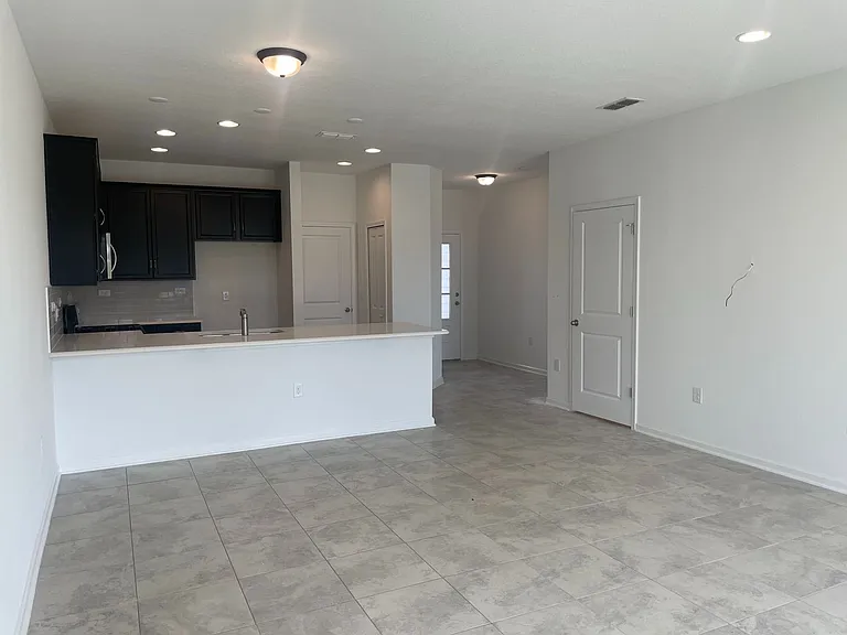 40 Pinebury Ln — Photo 2