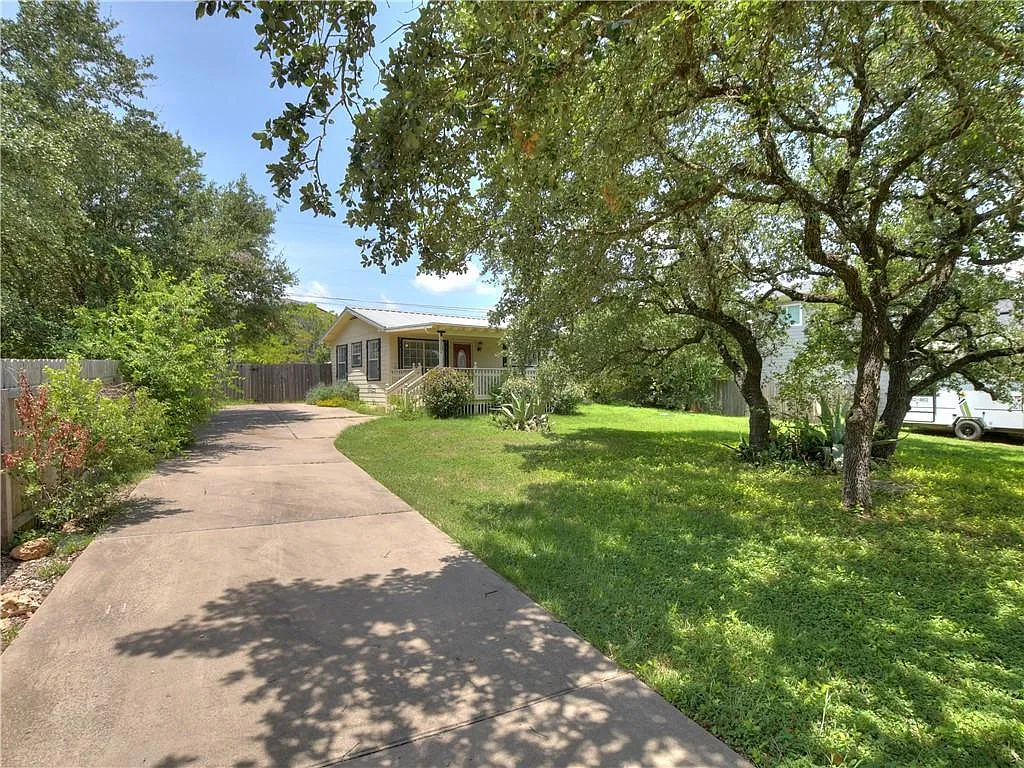 2 bed, 2.0 bath, 800 sqft, $1,945 — Photo 2