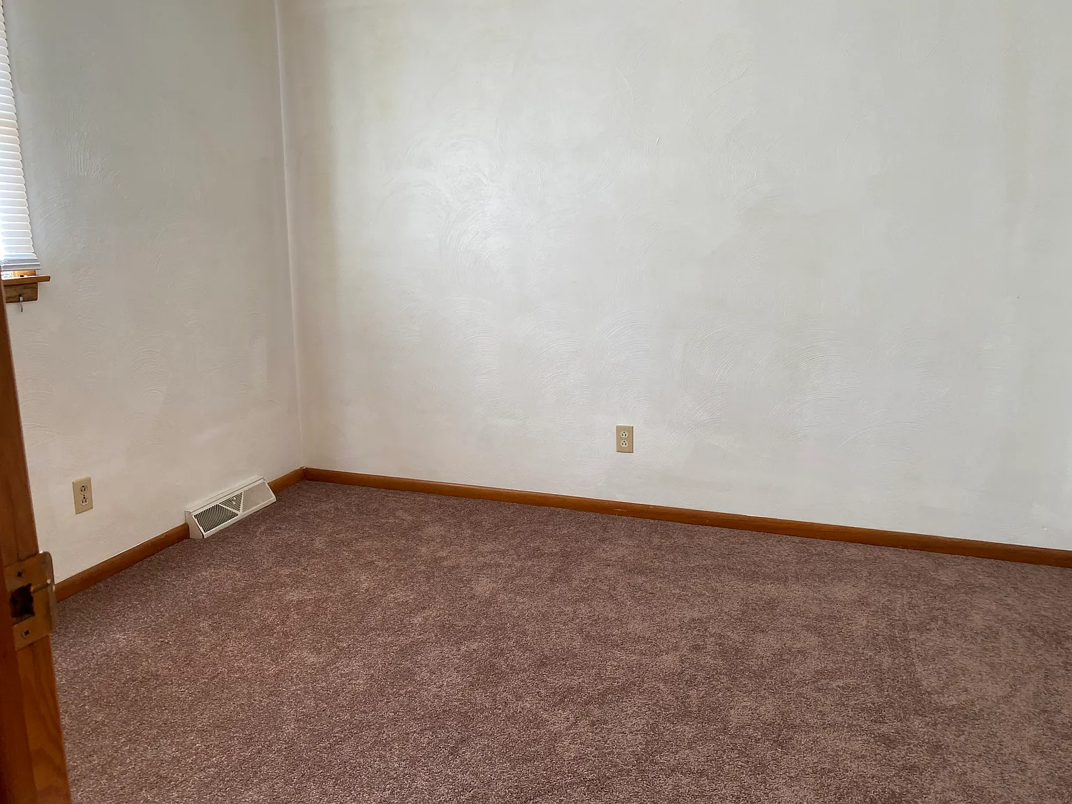 2 bedrooms 1.5 bath Triplex w/updates — Photo 3