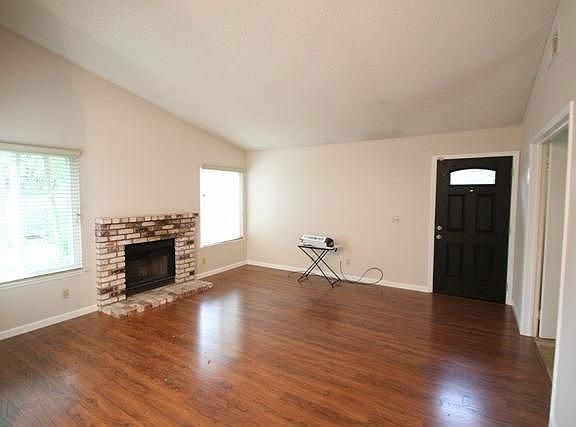 3rd image of 1276 Pebblewood Dr