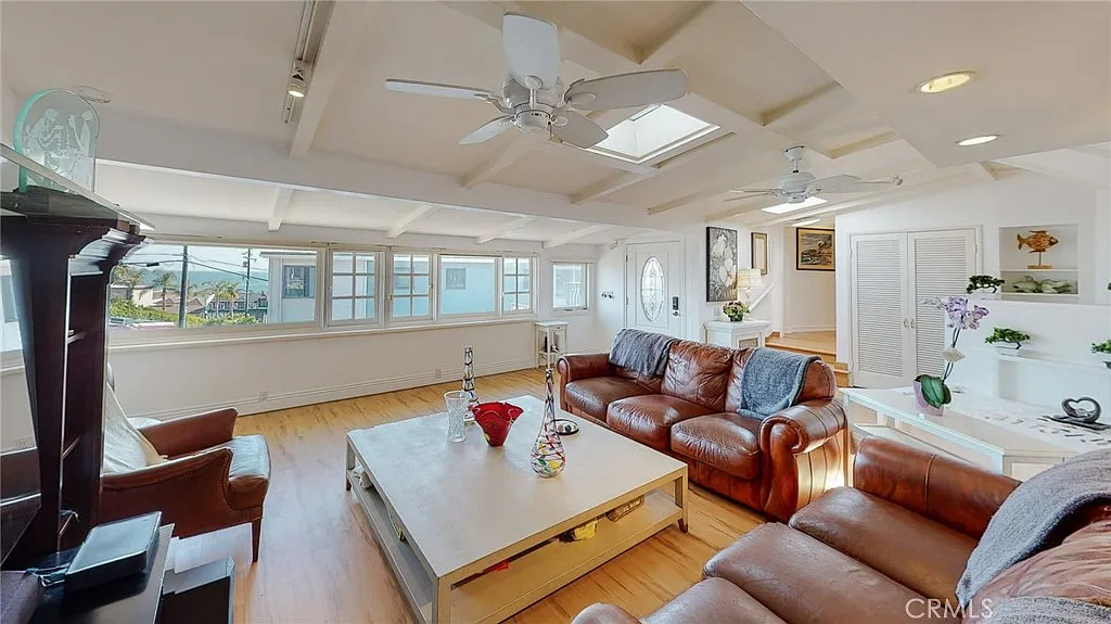 3 bed, 2.5 bath, 2500 sqft, $6,995 — Photo 2