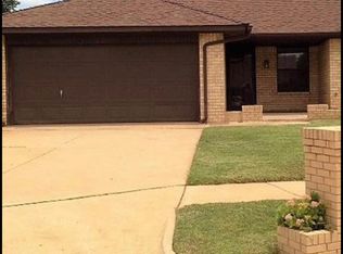 208 Red Oak Cir, Moore, OK 73160