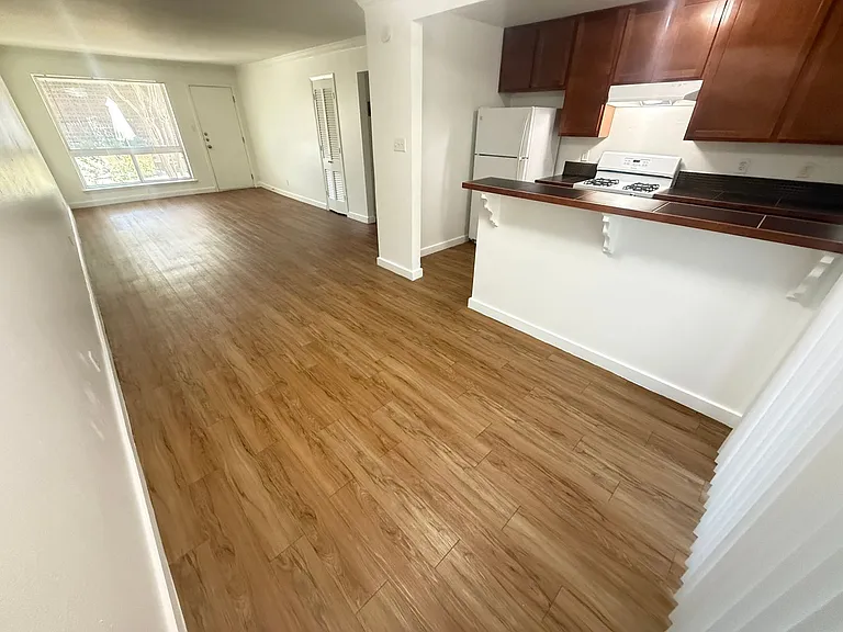 Lorrain Apartments — Photo 21