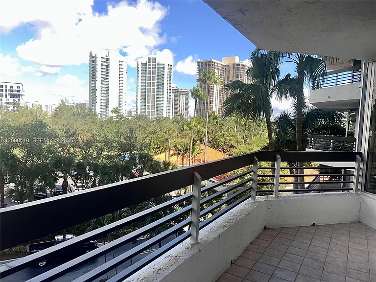 3600 Mystic Pointe Dr #511 — Photo 9
