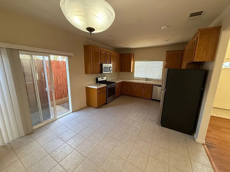 1446 Holly Ave — Photo 5