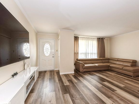 4th image of 9843 Garden Ct