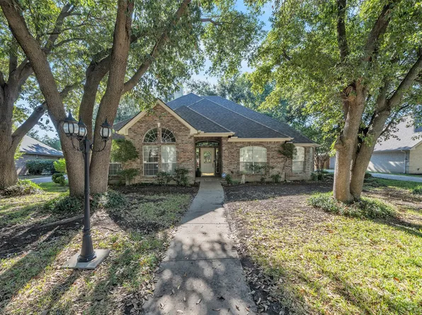 6412 Royal Ct, North Richland Hills, TX 76180