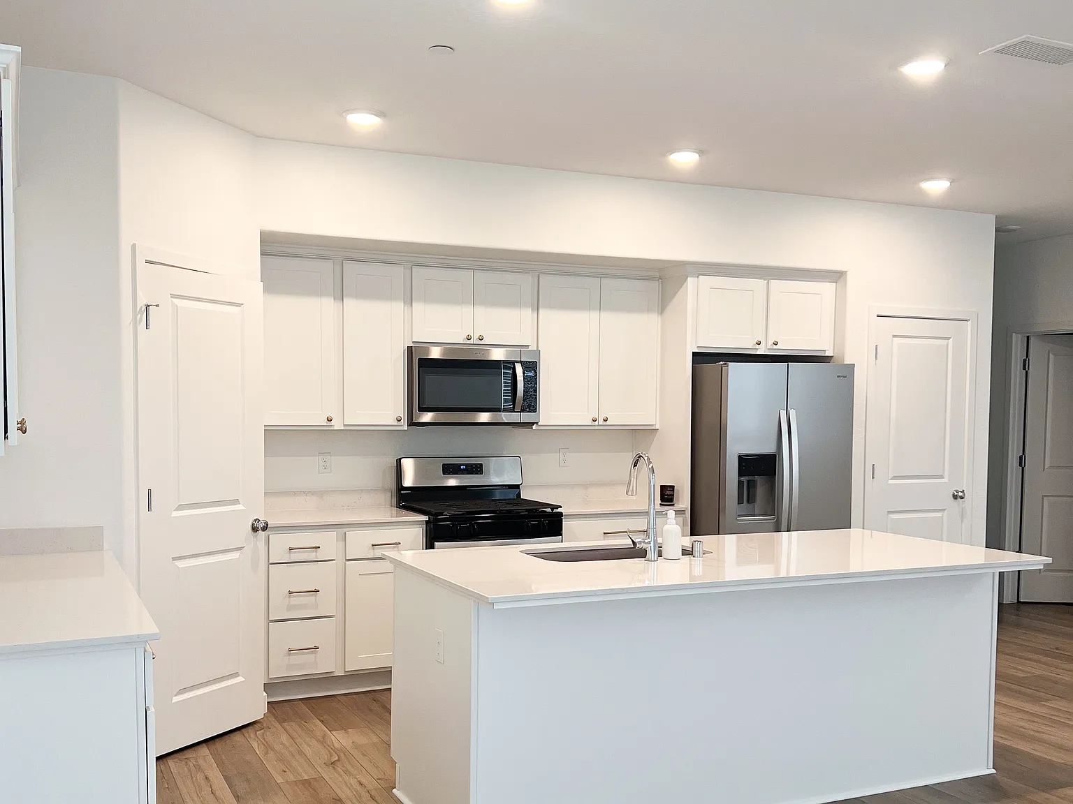 3 bed, 2.5 bath, 1852 sqft, $2,895 — Photo 2