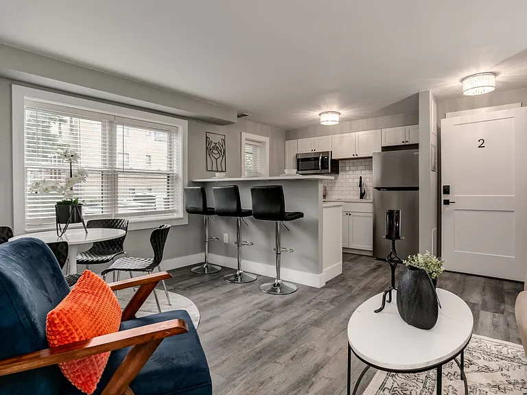 Broadway 46 Apartments — Photo 3