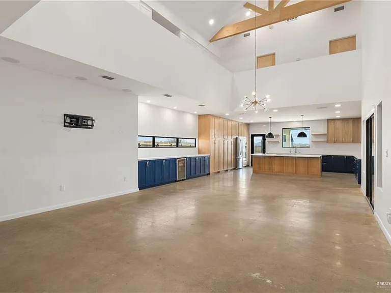 1912 Silverton Cir — Photo 2