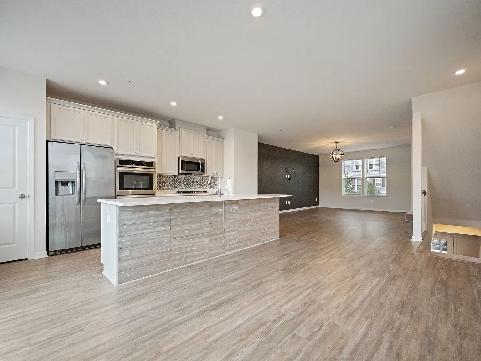 3 bed, 3.5 bath, 2200 sqft, $2,900 — Photo 3