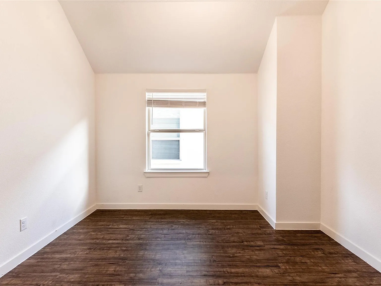 4 bed, 2222 sqft, $2,450 — Photo 2