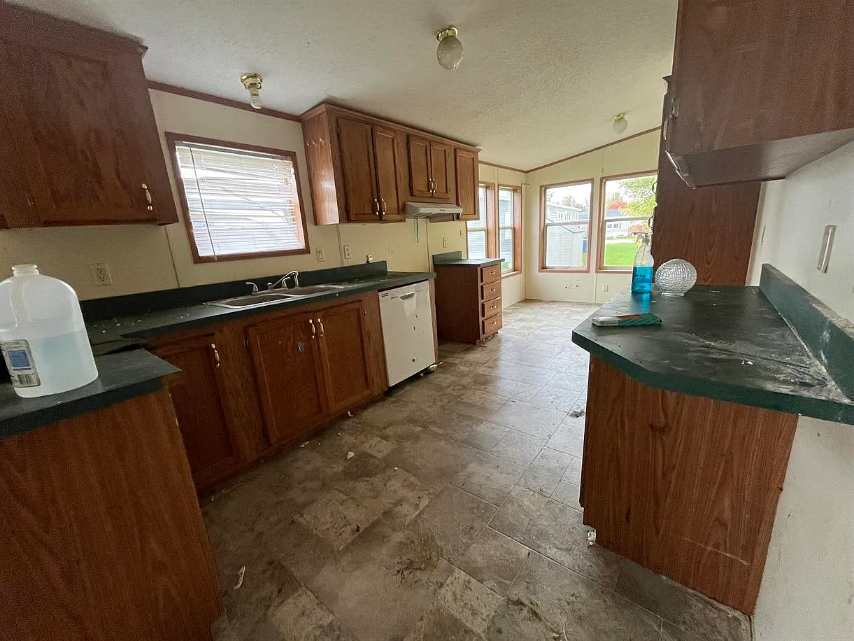3 bed, $1,299 — Photo 2