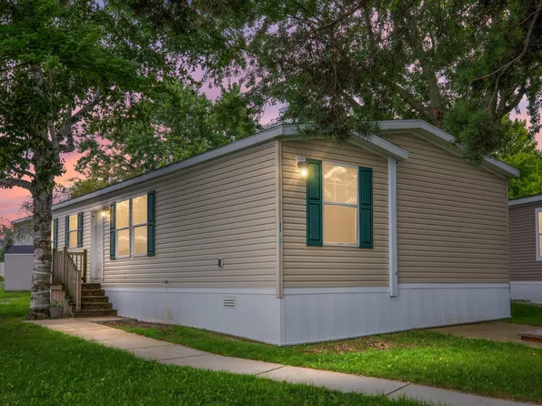 11 Bluebird Hill Dr, Lake Orion, MI 48359