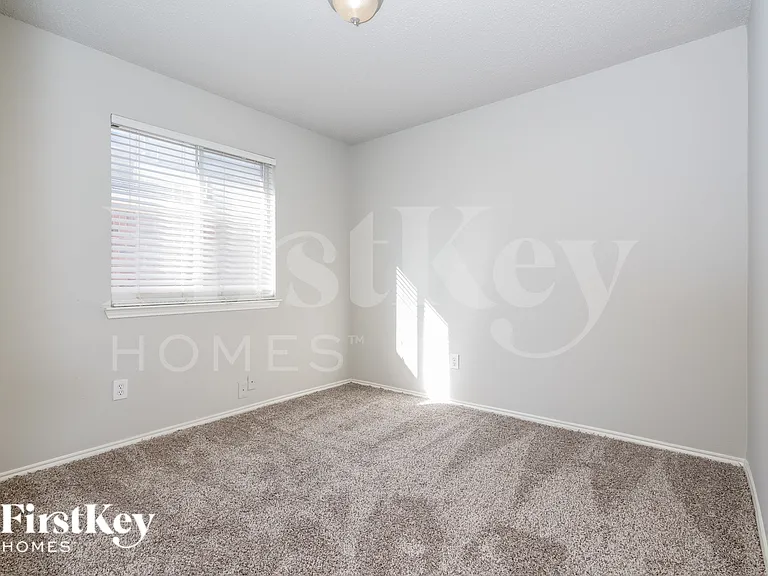 2447 Mallory Ln — Photo 11
