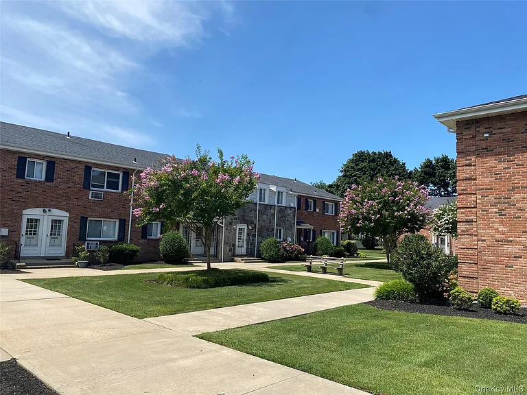 304 Dawson Ln — Photo 2