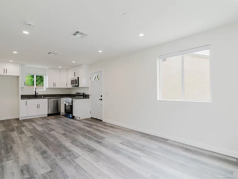 7732 Etiwanda Ave — Photo 10