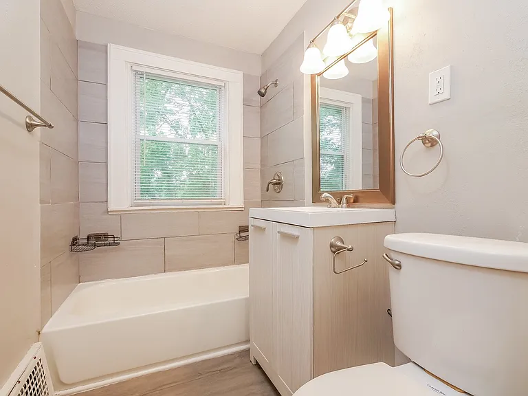 599475_025_main_bathroom_13005147.jpg