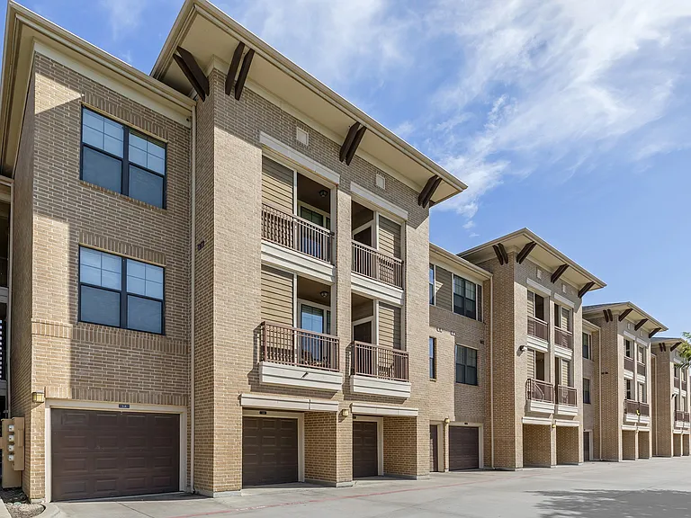 Mansfield on the Green Apartments — Photo 30
