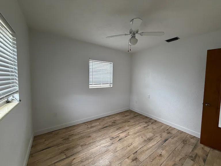4518 Groveland St — Photo 15