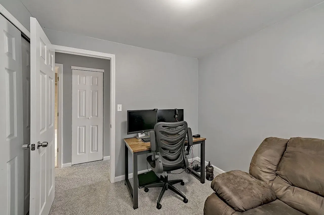 4 bed, 1200 sqft, $2,300 — Photo 2