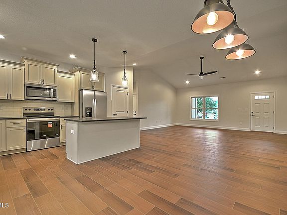 4th image of 118 Emerald Dr