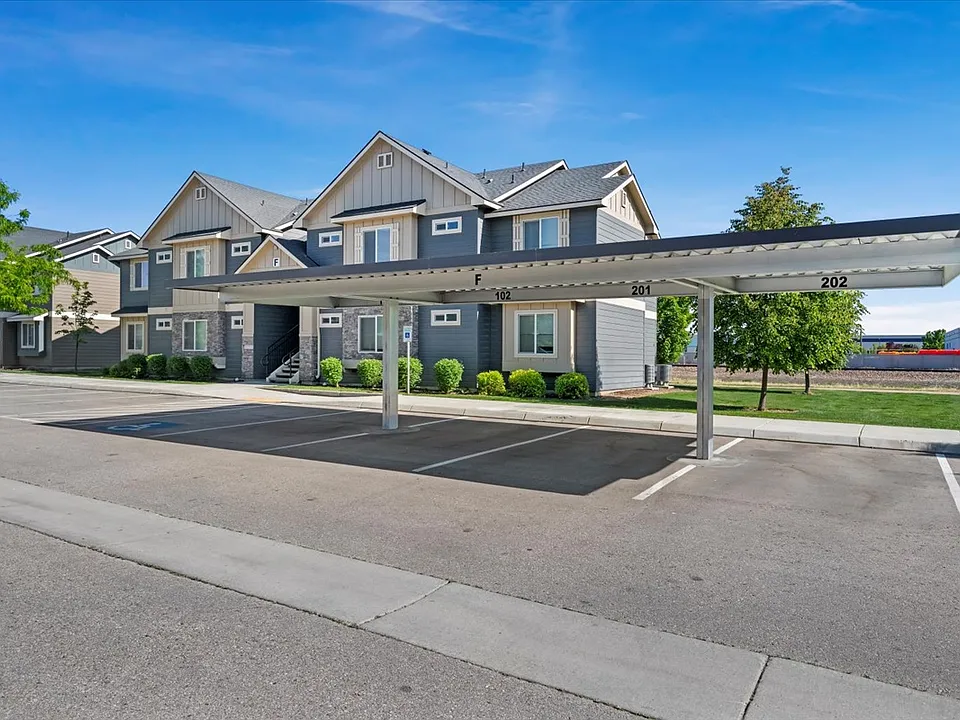 WhistleStop Apartments