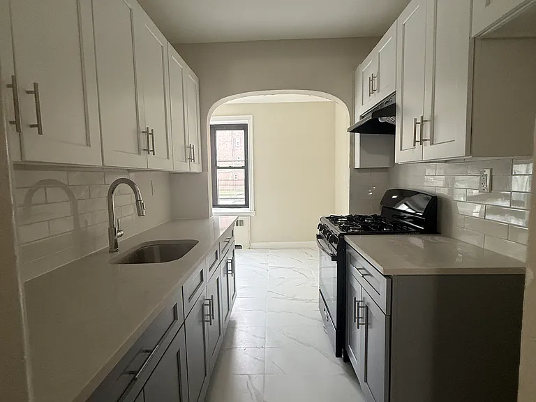 30 Van Velsor Pl #1L — Photo 1