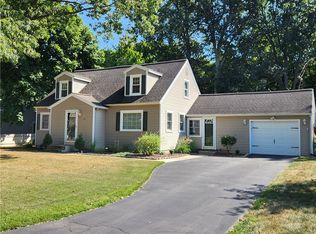 225 Oakwood Ln, Webster, NY 14580