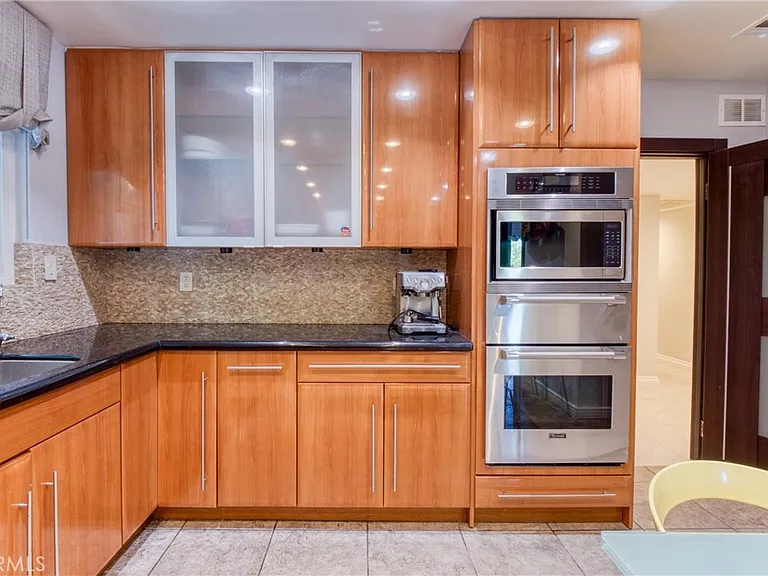 7796 Skyhill Dr — Photo 13