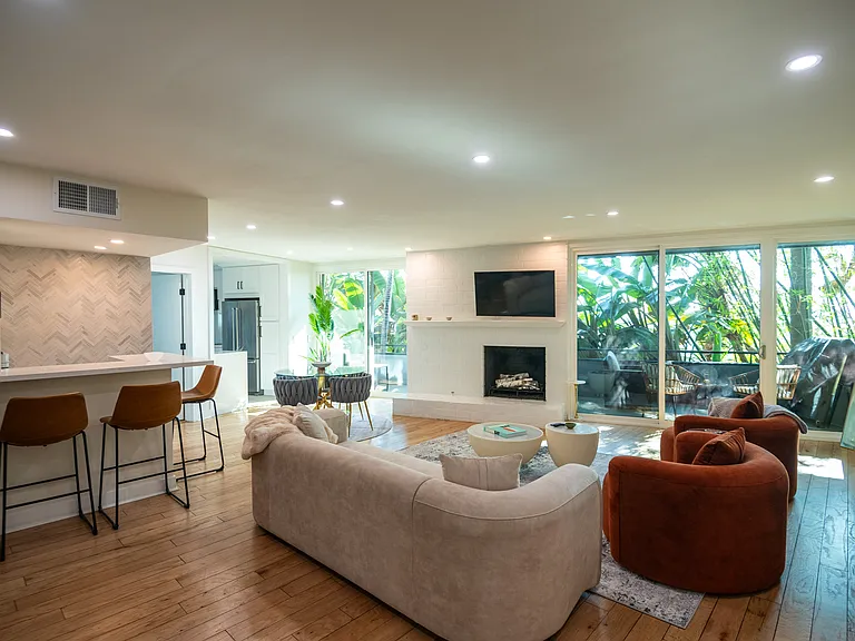 8401 Fountain Ave #4 — Photo 30