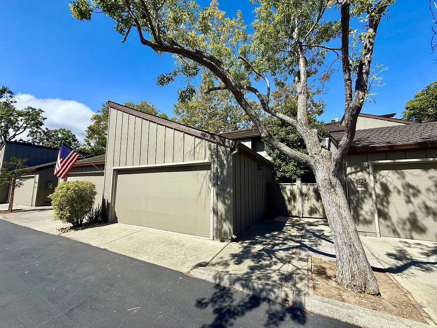 Beautiful 3 Bedroom Los Gatos Town Home | 2 Car Garage | Community Pool — Photo 2