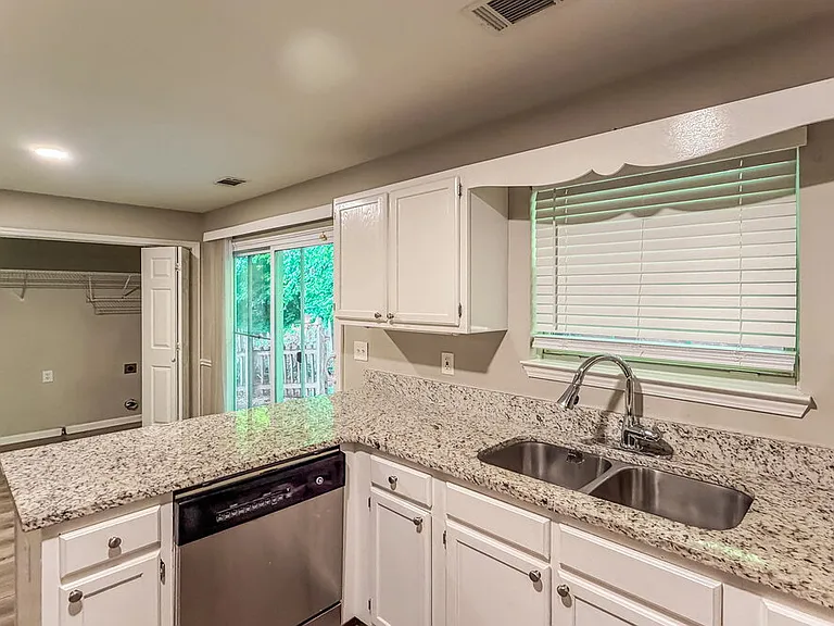 520 Brooksdale Dr — Photo 6