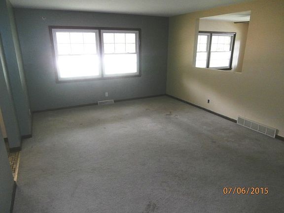 3rd image of 131 Evergreen Dr