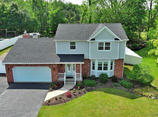 4520 Candlewood Dr, Lockport, NY 14094