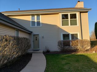 1281 River Park Cir E, Mukwonago, WI 53149