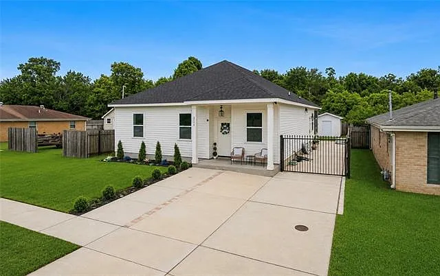 3 bed, 2.0 bath, 1684 sqft, $2,350 — Photo 1