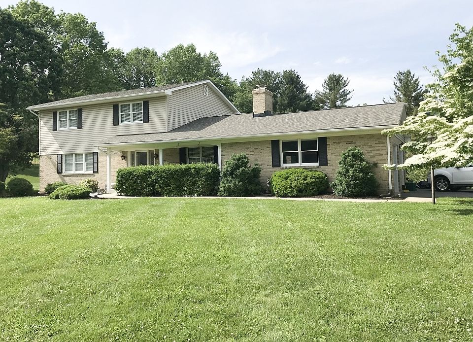 1st image of 202 Charter Oak Pl