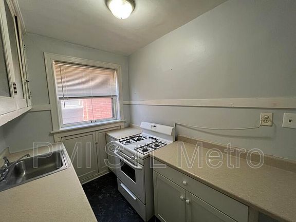 5th image of 4964A Lindenwood Ave
