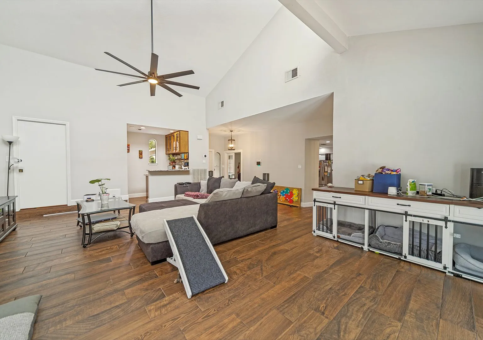Charming 4 Bedroom Home With Pool — Photo 4