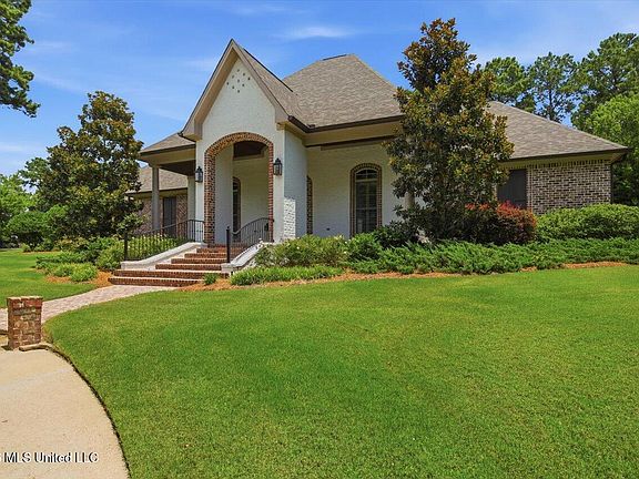 3rd image of 465 Pembrooke Dr